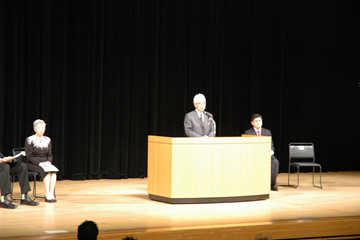 四方田良紀理事長、水野誠一校長(中央)、柄澤立子名誉学園長からご挨拶いただきました。