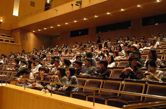 入学式と合わせて始業式を実施。ホールは笑顔がいっぱいでした。