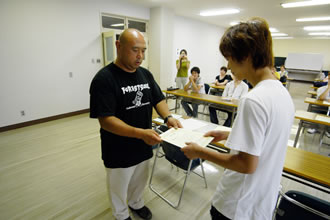 締めは終了式。斉藤さんから一人一人に修了証が授与されました。