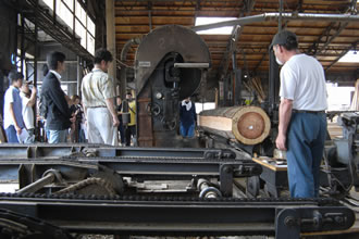 製材作業を見学中。