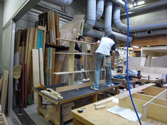 ICS工房にて什器製作中