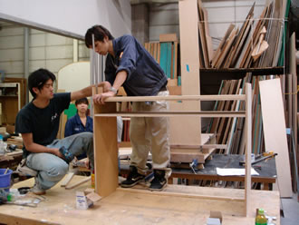 ICS工房にて什器製作中