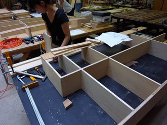 ICS工房にて什器製作中