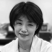 加茂 紀和子(かも・きわこ)ICSカレッジオブアーツ特任教授。建築家。1962年 福岡県生まれ。1987年 東京工業大学大学院修士課程修了。1987年~1992年 株式会社久米建築事務所(現 久米設計)設計室所属。1992年 セラヴィアソシエイツ設立。1995年 株式会社みかんぐみ共同設立。1997年~2002年 千葉大学非常勤講師。1999年~ ICSカレッジオブアーツ講師。1995年 NHK長野放送会館建築設計競技最優秀賞、2001年・2005年 JCDデザイン2001優秀賞、2005年 住宅建築賞奨励賞など受賞多数。